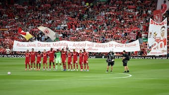 Liverpool players stand for a minutes silence in tribute to Diogo Jota and his brother. Reuters