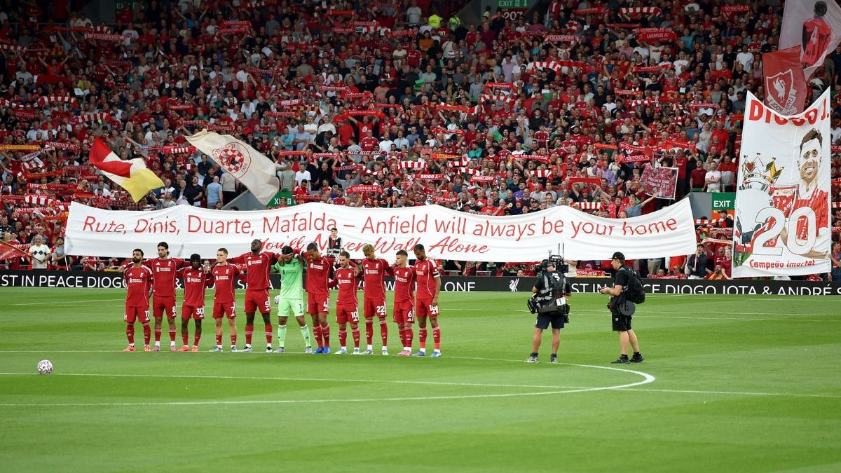 Liverpool players stand for a minutes silence in tribute to Diogo Jota and his brother. Reuters Liverpool players stand for a minutes silence in tribute to Diogo Jota and his brother. Reuters