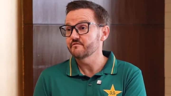 'Mike Hesson should not act as Pakistan cricket's father': Ex-Pak cricketer slams New Zealand coach amid poor results 'Mike Hesson should not act as Pakistan cricket's father': Ex-Pak cricketer slams New Zealand coach amid poor results