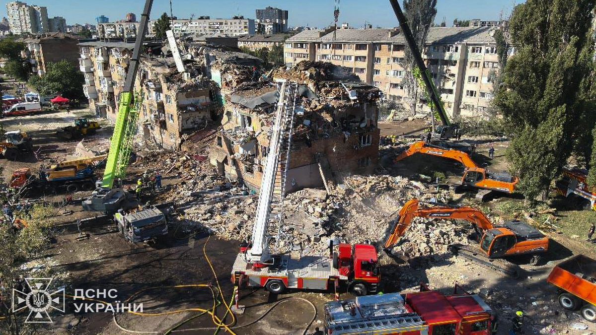 Russia's 'massive attack' in Ukraine kills 3, wounds dozens Russia's 'massive attack' in Ukraine kills 3, wounds dozens