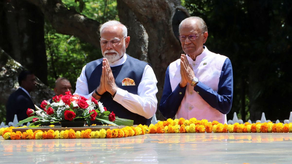 PM Modi and Ramgoolam pay homage after laying a wreath at the Sir Seewoosagur Ramgoolam Botanical Garden in Pamplemousses, Mauritius. Reuters/File Photo
PM Modi and Ramgoolam pay homage after laying a wreath at the Sir Seewoosagur Ramgoolam Botanical Garden in Pamplemousses, Mauritius. Reuters/File Photo