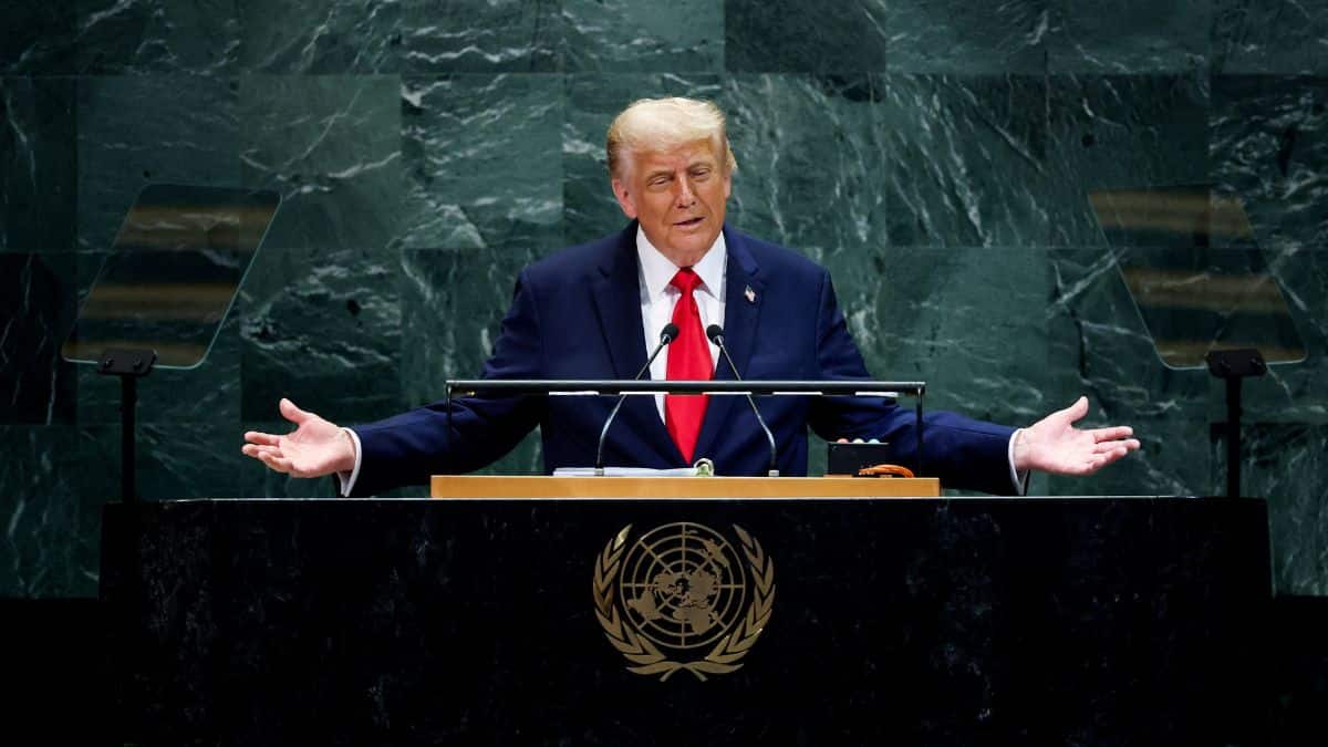 <div>Trump makes last-minute plan to attend Hegseth's meeting with top US generals, admirals</div>