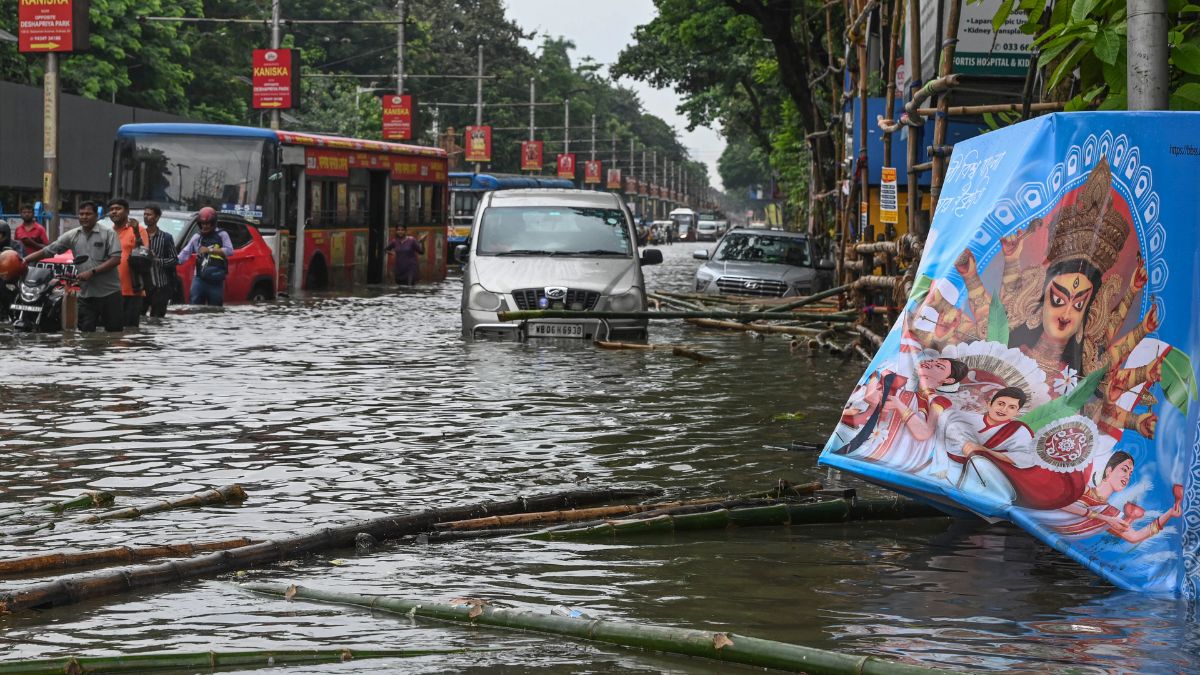 Kolkata in chaos: How rains took joy out of the city ahead of Durga Puja Kolkata in chaos: How rains took joy out of the city ahead of Durga Puja