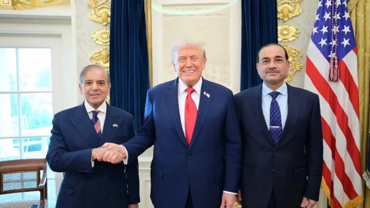<div>Sharif, Munir at White House: Trump meets 'a great guy and leader' from 'a terrorist safe haven’</div>