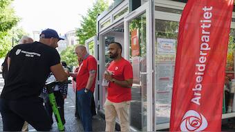 Members of Norway's Labour Party (Arbeiderpartiet) campaign at a stand in Oslo on September 1, 2021, ahead of the parliamentary elections. Norwegians go to the polls on September 13, 2021 for the legislative elections. (Photo by Petter BERNTSEN / AFP)