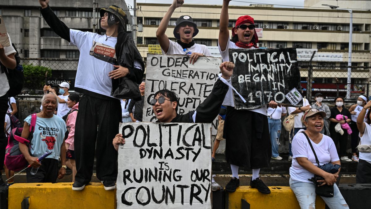 Philippine: Police arrest 17 as thousands peacefully protest corruption