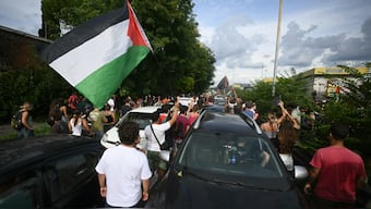Protesters block the traffic during a march part of the nationwide strike "Let's Block Everything" in solidarity with Palestinians in Gaza and calling for a halt to arms shipments to Israel, in Rome on September 22. USB union has organized a 24-hour national general strike across all sectors to demand that the government immediately break off relations with the State of Israel, in solidarity with the Palestinian people and the Global Sumud Flotilla. (Photo by Filippo MONTEFORTE / AFP)