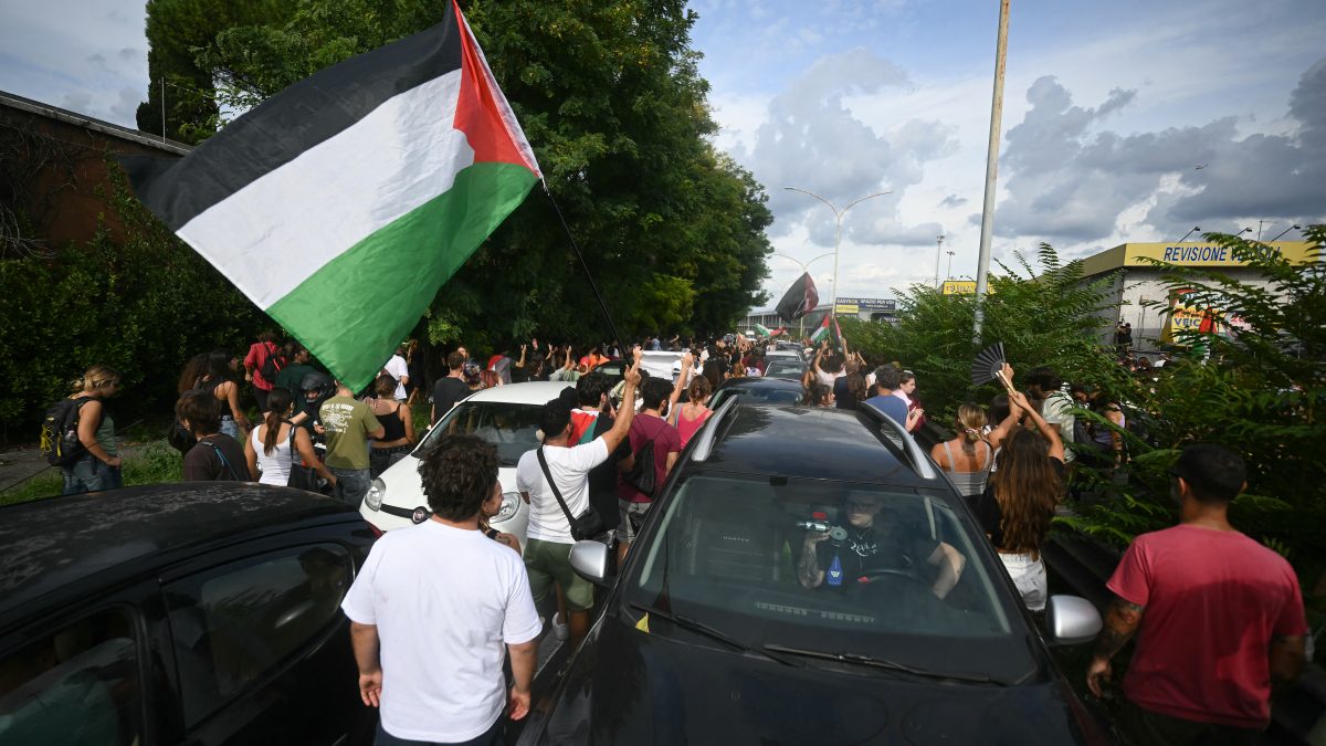 Protesters block the traffic during a march part of the nationwide strike "Let's Block Everything" in solidarity with Palestinians in Gaza and calling for a halt to arms shipments to Israel, in Rome on September 22. USB union has organized a 24-hour national general strike across all sectors to demand that the government immediately break off relations with the State of Israel, in solidarity with the Palestinian people and the Global Sumud Flotilla. (Photo by Filippo MONTEFORTE / AFP) Protesters block the traffic during a march part of the nationwide strike "Let's Block Everything" in solidarity with Palestinians in Gaza and calling for a halt to arms shipments to Israel, in Rome on September 22. USB union has organized a 24-hour national general strike across all sectors to demand that the government immediately break off relations with the State of Israel, in solidarity with the Palestinian people and the Global Sumud Flotilla. (Photo by Filippo MONTEFORTE / AFP)