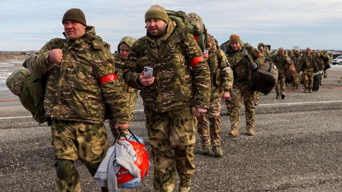 Volunteers, who joined the Russian armed forces and took military training in Chechnya, board a plane before departing for positions of the Akhmat battalion involved in Russia's military campaign in Ukraine, at an airport in Grozny, Russia, January 17, 2024. File Image/Reuters