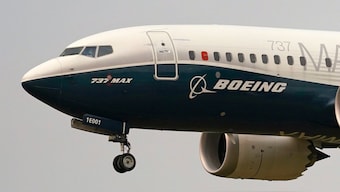 A Boeing 737 Max jet prepares to land at Boeing Field following a test flight in Seattle, Sept. 30, 2020. (Photo: Elaine Thompson/AP)
