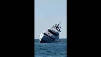 A video has captured the sinking of a yacht named 'Dolce Vento' off the coast of Zonguldak in northern Turkey’s Eregli district on Tuesday, September 3, 2025, on his first voyage. (Photo: Social media)
