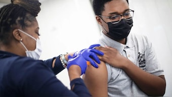 Cullen Veasley, 17, receives his second dose of the Covid-19 vaccine at a mobile pop-up vaccination clinic hosted by the Detroit Health Department with the Detroit Public Schools Community District at Renaissance High School in Detroit, Michigan, July 26, 2021. (Photo: Emily Elconin/Reuters)