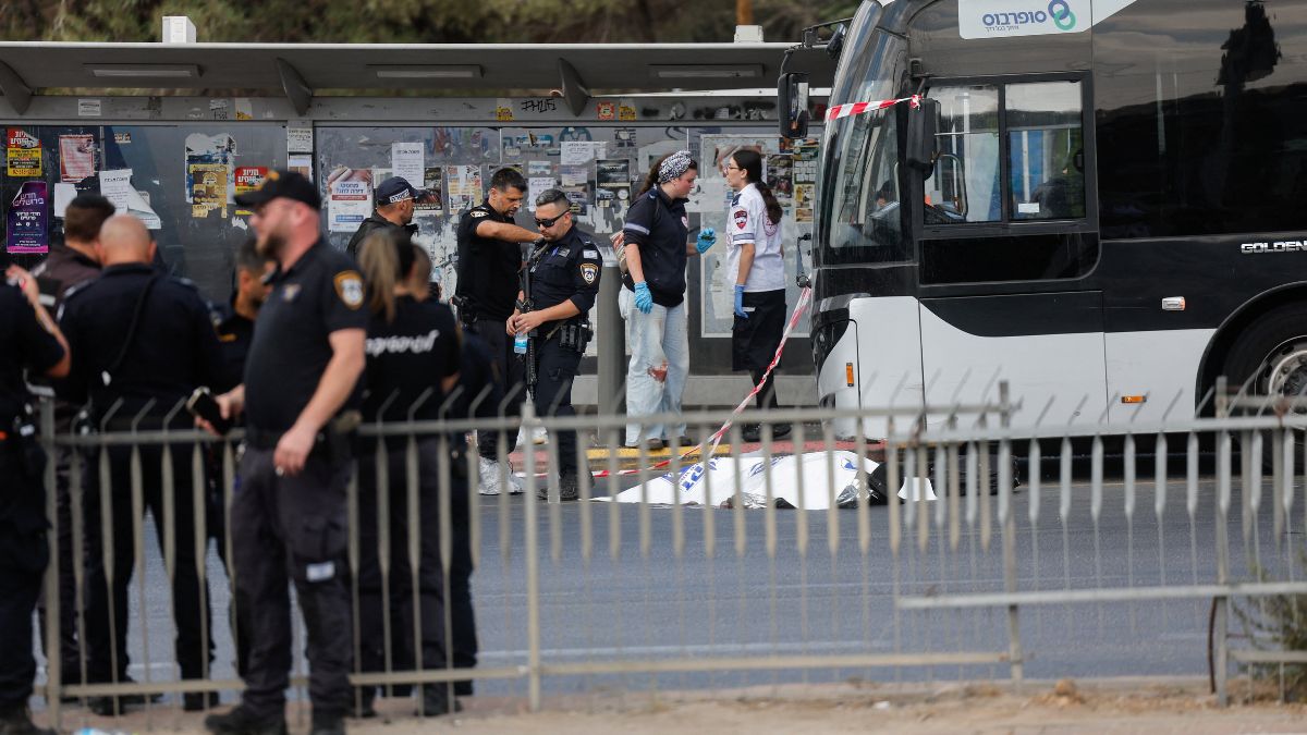 Jerusalem shooting: Netanyahu visits site as death toll rises to 6, Hamas 'commends' attacks Jerusalem shooting: Netanyahu visits site as death toll rises to 6, Hamas 'commends' attacks