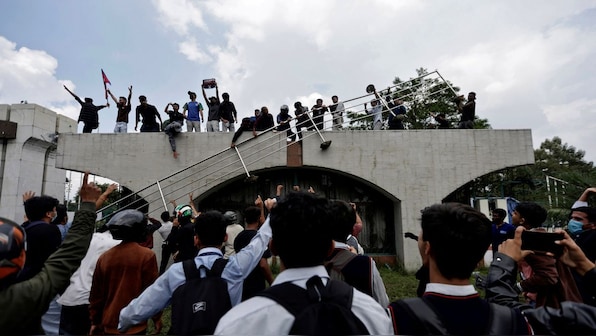Nepal: PM Oli resigns, Army evacuates ministers amid raging protests, Parliament set on fire