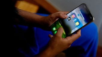 A high school student poses with her mobile showing her social media applications in Melbourne, Australia, November 28, 2024. (Photo: Asanka Brendon Ratnayake/Reuters)