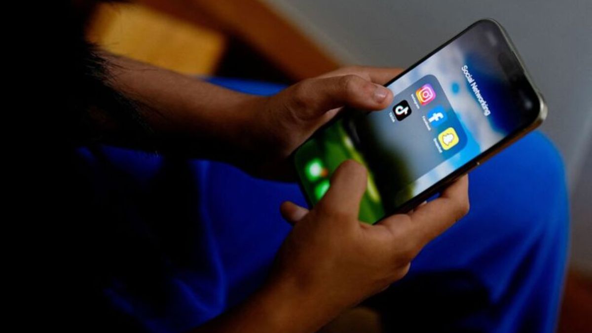 French MPs call for social media ban for under-15s, digital curfew for teenagers