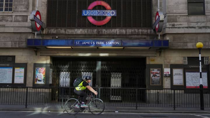 In Photos | Londoners walk, cycle to reach their destinations amid Tube strike chaos In Photos | Londoners walk, cycle to reach their destinations amid Tube strike chaos