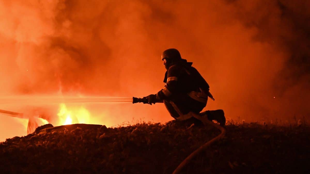<div>Russia warns of 'decisive response' to any 'aggression' after Trump backs shooting down planes</div>
