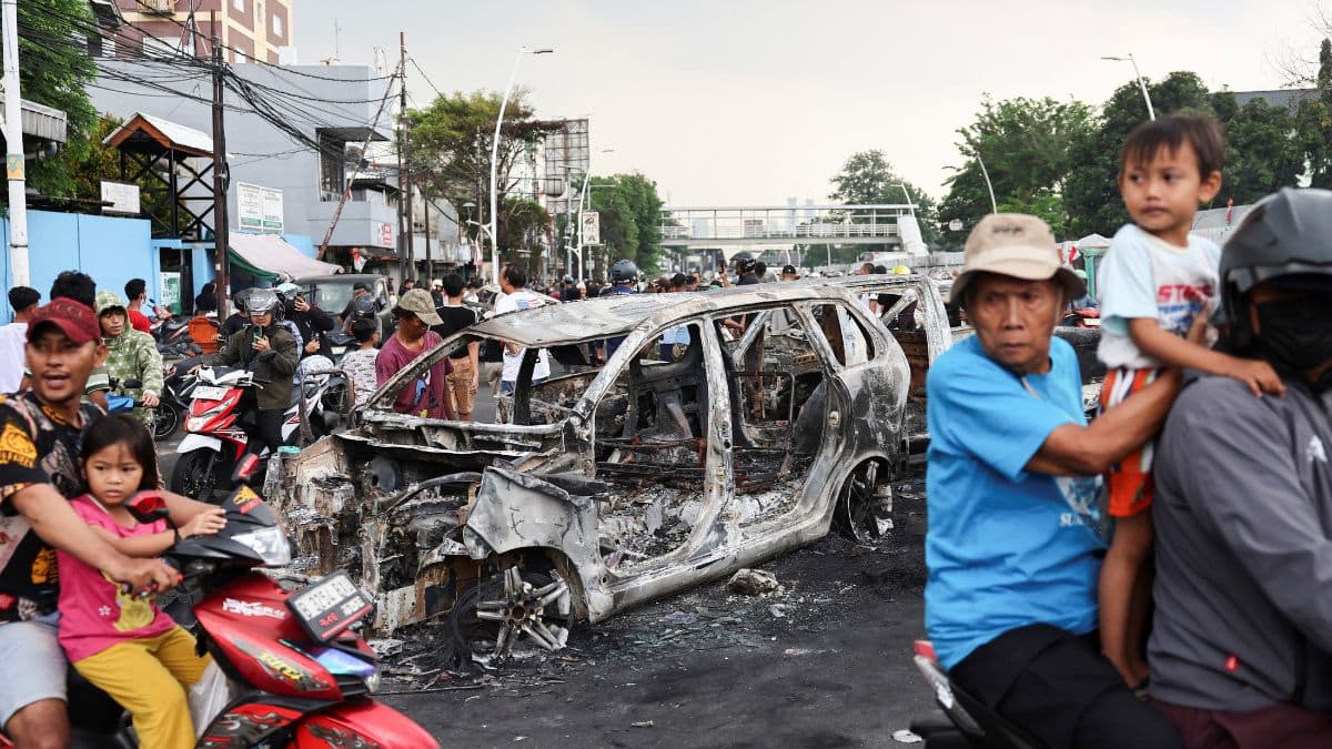 Indonesia: Police Fire Tear Gas at Protesters Near Campuses