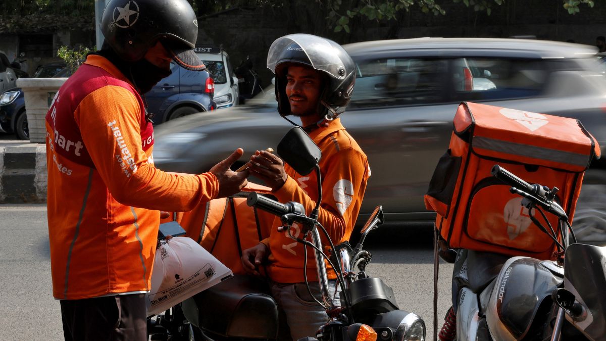 Gig workers prepare to deliver orders outside Swiggy's grocery warehouse at a market area in New Delhi, India, May 6, 2024. File Photo/Reuters Gig workers prepare to deliver orders outside Swiggy's grocery warehouse at a market area in New Delhi, India, May 6, 2024. File Photo/Reuters