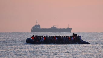 A group of migrants on an inflatable dinghy leave the coast of northern France in an attempt to cross the English Channel to reach Britain as tougher migration controls were announced, from the beach of Petit-Fort-Philippe in Gravelines, near Calais, France, July 17, 2025. File Photo/Reuters