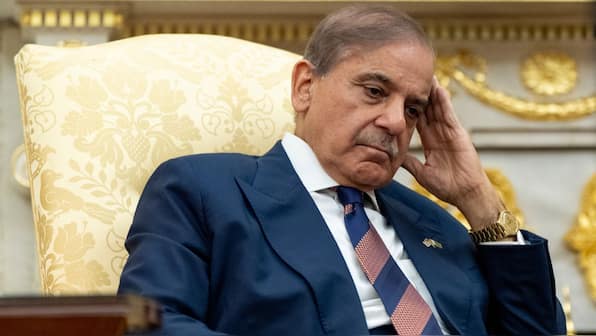 Trump kept Sharif, Munir waiting for 30 minutes ‘somewhere in beautiful Oval Office’