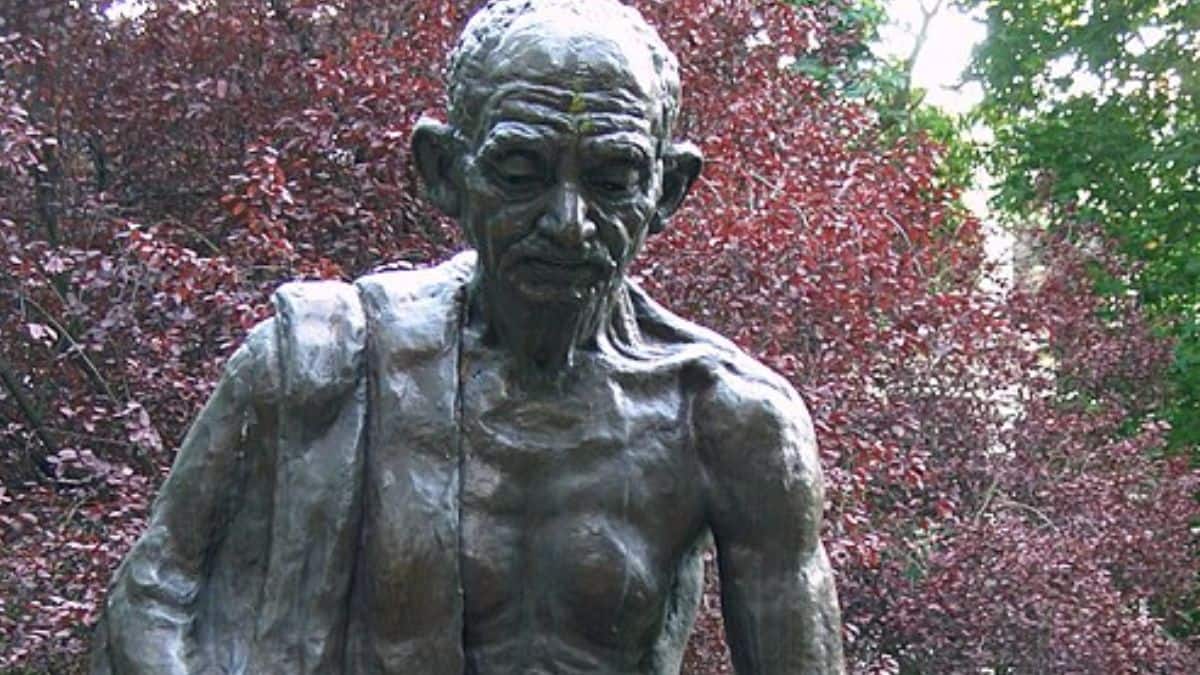 <div>Gandhi's statue vandalised in London ahead of birth anniversary, India condemns 'shameful act'</div>