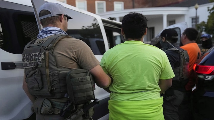 Ice agents use teargas, pepper balls to remove protesters & lawmakers from its facility in Chicago