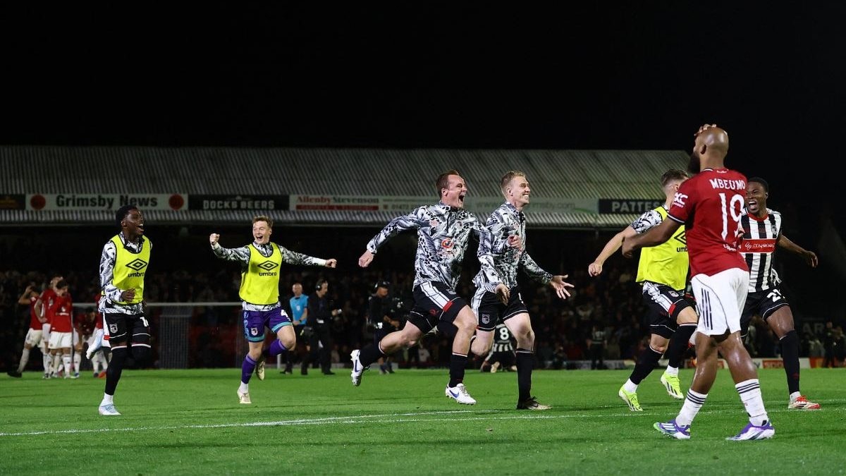 <div>'I'm sorry, you have to leave...': Experts call for Grimsby's disqualification after Man Utd win tarnished by ineligible player row</div>