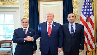Pakistan’s Prime Minister Shehbaz Sharif (L) and Field Marshal Asim Munir (R) met US President Donald Trump (centre) at the White House. Image: X/@MichaelKugelman