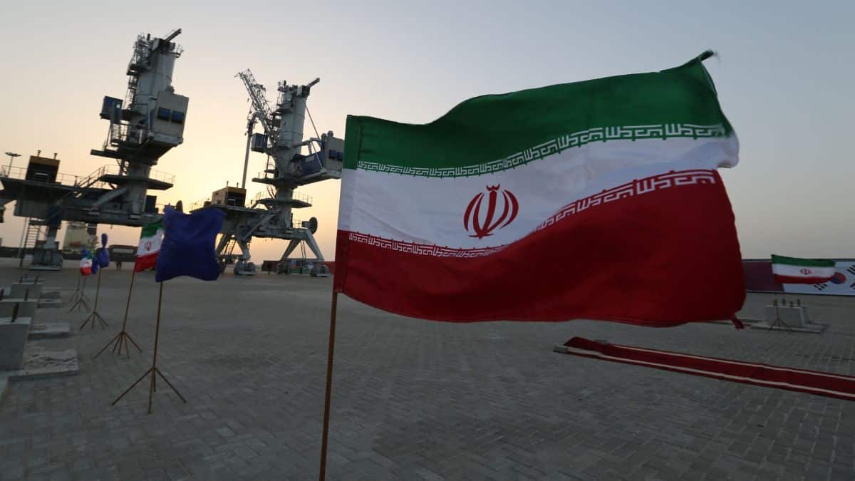 Facing sanctions, pressure from West, Russia and Iran ink nuclear power plant deal