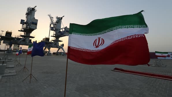 Facing sanctions, pressure from West, Russia and Iran ink nuclear power plant deal