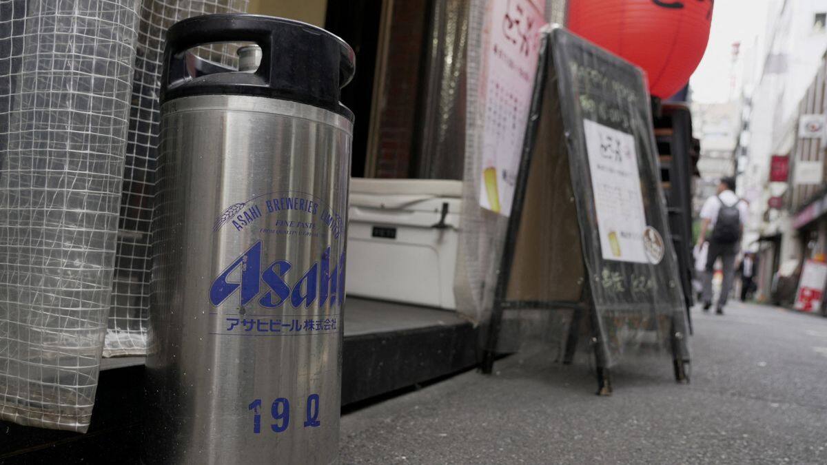 An empty keg of Asahi Super Dry stands outside the restaurant Kushiyaki Tosaka in Tokyo, Japan, October 3, 2025. File Image/Reuters