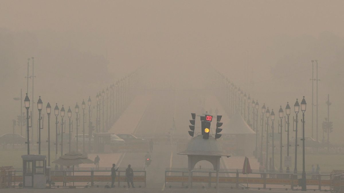 Is Delhi’s AQI 400 or 2000? Why the two different readings are both right Is Delhi’s AQI 400 or 2000? Why the two different readings are both right