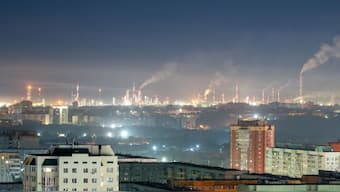 Steam and oil-processing emissions rise from chimneys of the Omsk Oil Refinery owned by Gazprom Neft company in the Siberian city of Omsk, Russia, September 4, 2025. (Photo: Alexey Malgavko/Reuters) 
