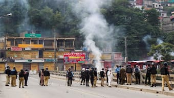 Police personnel stand on a bridge as they stop the protesters of the Awami Action Committee during a protest following a shutter-down strike in Muzaffarabad, the capital of Pakistan Occupied Jammu and Kashmir (PoJK) on October 1, 2025. (Photo: Naseer ud Din/Reuters)