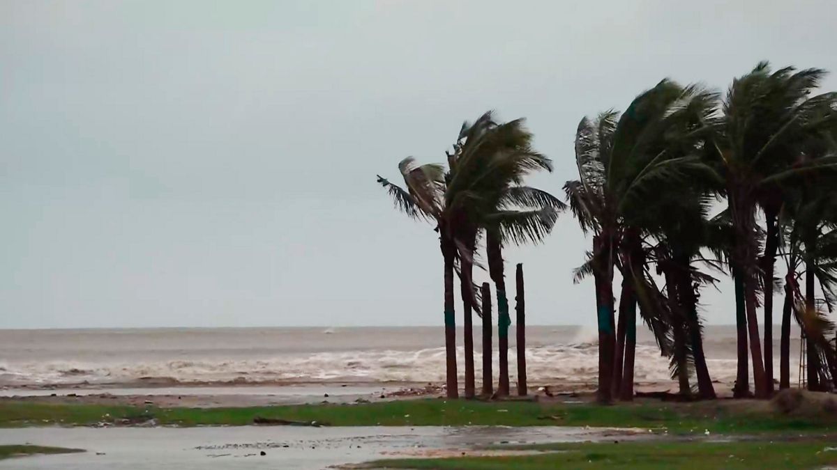 Sea waves crash against the shore amid strong winds ahead of the landfall of Cyclone Montha at Manginapudi beach in Krishna district, Andhra Pradesh, on October 28, 2025. (Photo: PTI) Sea waves crash against the shore amid strong winds ahead of the landfall of Cyclone Montha at Manginapudi beach in Krishna district, Andhra Pradesh, on October 28, 2025. (Photo: PTI)