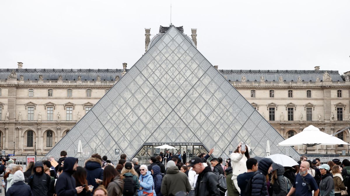 Louvre reopens three days after shocking $102 mn royal jewellery heist, probe still on Louvre reopens three days after shocking $102 mn royal jewellery heist, probe still on