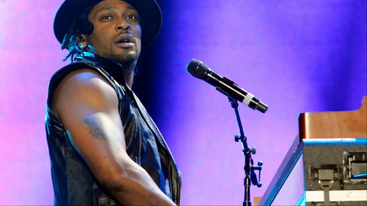 D'Angelo, Grammy-winning singer and R&B icon, passes away at 51 after cancer battle D'Angelo, Grammy-winning singer and R&B icon, passes away at 51 after cancer battle
