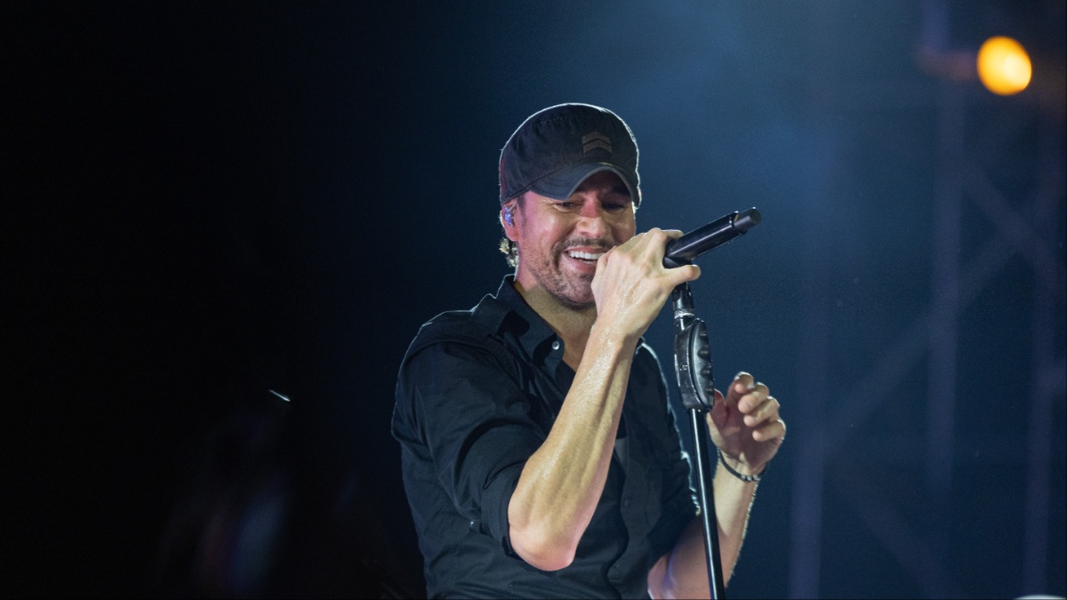 Enrique Iglesias lights up Mumbai with his maiden concert in the city: 'I came here in 2004 first...' Enrique Iglesias lights up Mumbai with his maiden concert in the city: 'I came here in 2004 first...'