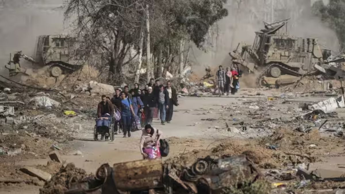 Palestinians flee south via Salah al-Din Road, in central Gaza, on the third day of a temporary ceasefire between Israel and Hamas on November 26, 2023. File Photo- AP
Palestinians flee south via Salah al-Din Road, in central Gaza, on the third day of a temporary ceasefire between Israel and Hamas on November 26, 2023. File Photo- AP