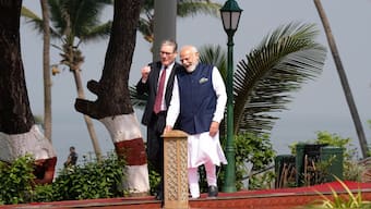 British Prime Minister Sir Keir Starmer, left and Indian Prime minister Narendra Modi walk in the gardens of Raj Bhavan in Mumbai, India Thursday, Oct. 9, 2025. (Stefan Rousseau/Pool Photo via AP)
