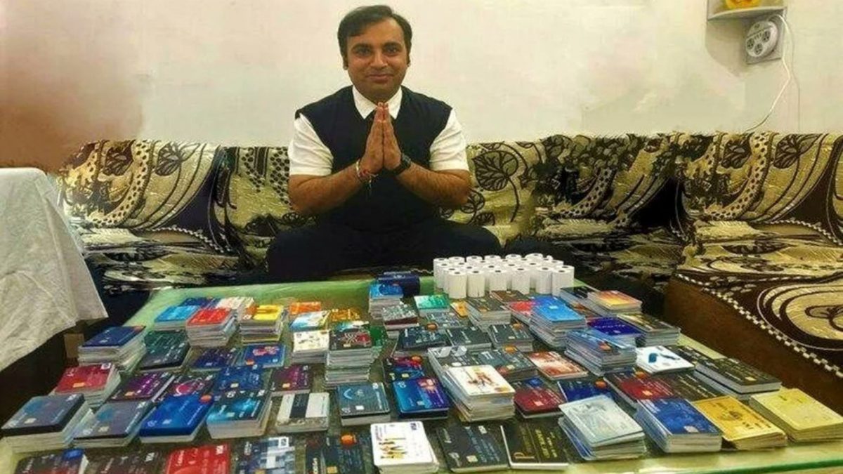 Manish Dhameja holds 1,638 valid credit cards Manish Dhameja holds 1,638 valid credit cards