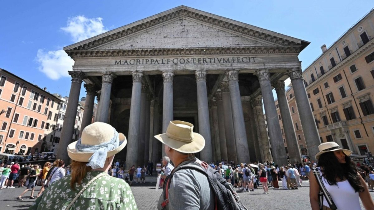 Japanese tourist dies in freak fall at the Pantheon in Rome Japanese tourist dies in freak fall at the Pantheon in Rome