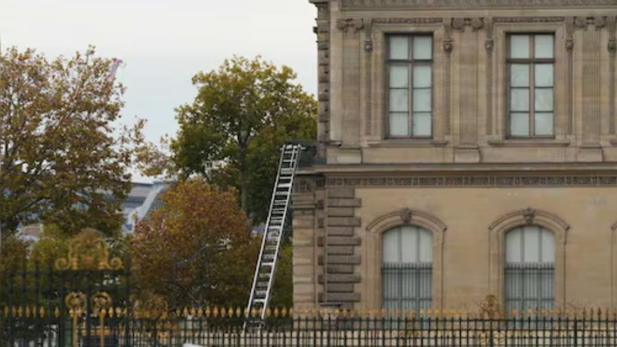 The thieves used a freight lift to scale the museum, broke in through a window, and fled with Napoleonic jewels on motorbikes. The thieves used a freight lift to scale the museum, broke in through a window, and fled with Napoleonic jewels on motorbikes.