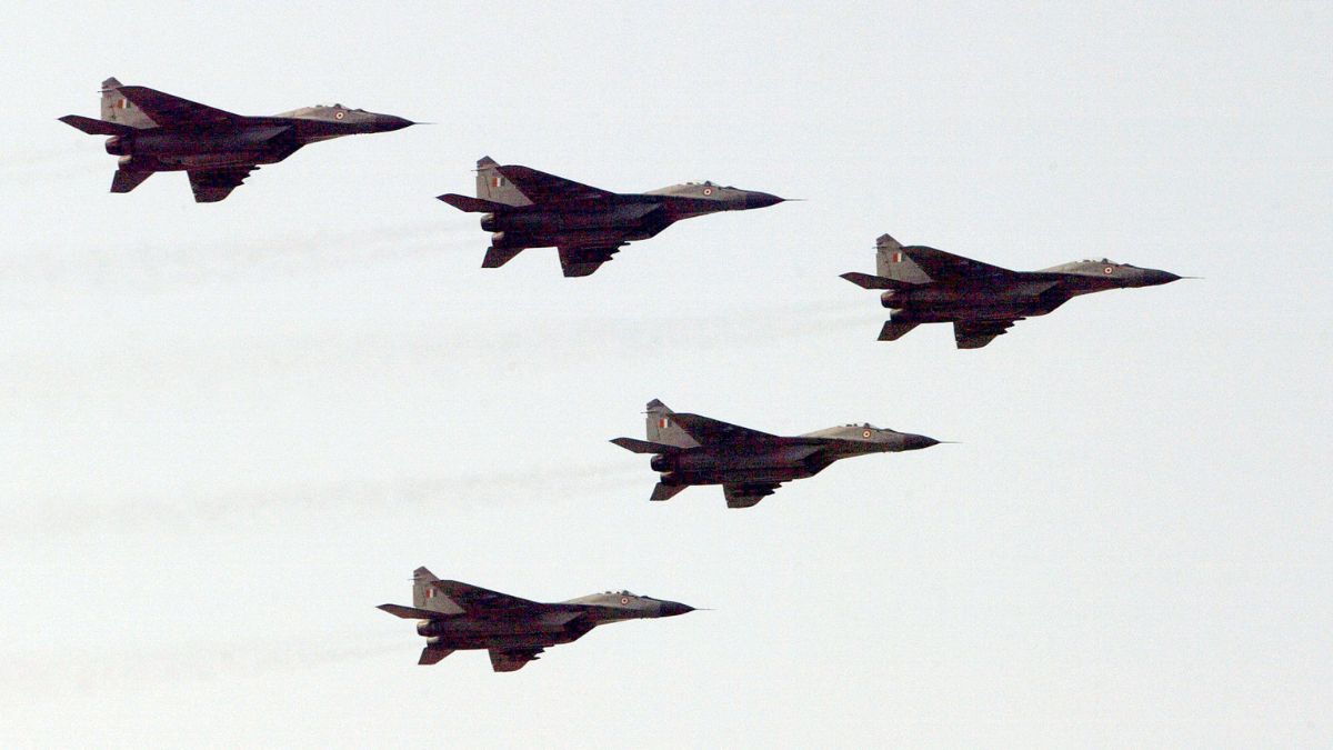 A team of Sukhoi SU 30 MKI rehearse for India's Air Force Day in New Delhi October 6, 2005. File Photo/Reuters A team of Sukhoi SU 30 MKI rehearse for India's Air Force Day in New Delhi October 6, 2005. File Photo/Reuters