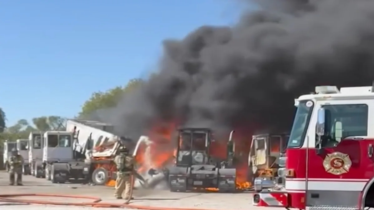 2 killed as plane crashes into trailers near Texas airfield, nearby building catches fire 2 killed as plane crashes into trailers near Texas airfield, nearby building catches fire