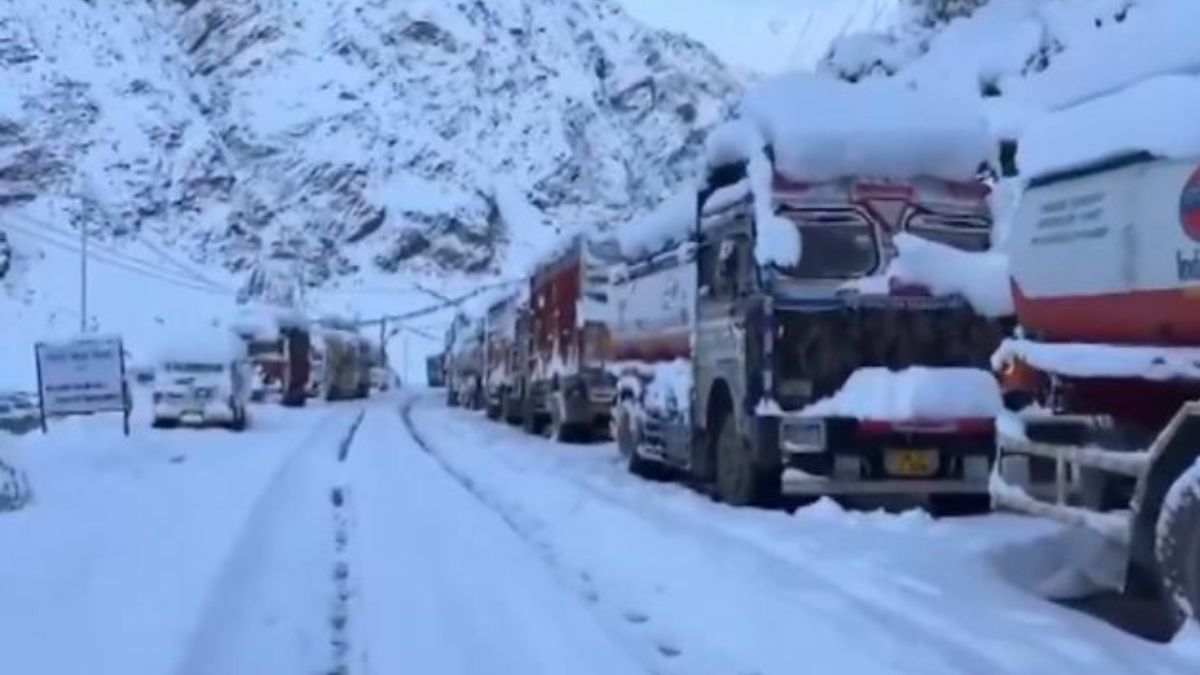 Watch video | Heavy snowfall on Manali-Leh highway, traffic disrupted Watch video | Heavy snowfall on Manali-Leh highway, traffic disrupted