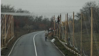 Ukrainian servicemen install anti-drone nets over a road, amid Russia's attack on Ukraine, near the town of Sloviansk in Donetsk region, Ukraine October 27, 2025. REUTERS/Sofiia Gatilova