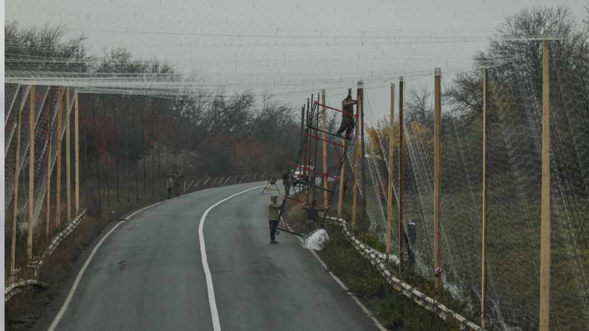 Ukrainian servicemen install anti-drone nets over a road, amid Russia's attack on Ukraine, near the town of Sloviansk in Donetsk region, Ukraine October 27, 2025. REUTERS/Sofiia Gatilova Ukrainian servicemen install anti-drone nets over a road, amid Russia's attack on Ukraine, near the town of Sloviansk in Donetsk region, Ukraine October 27, 2025. REUTERS/Sofiia Gatilova